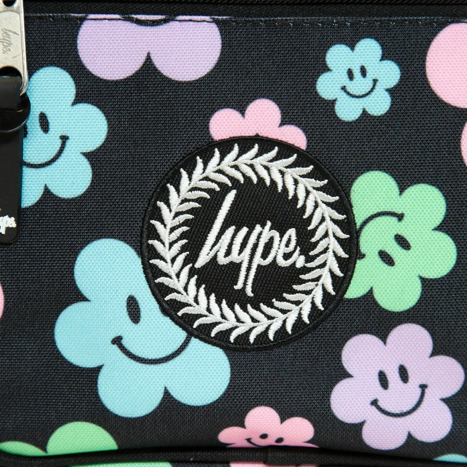 Hype Juvenil > Saco Lanche Happy Flowers Preto