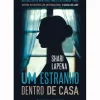 Presença Policial > Um Estranho Dentro de Casa de Shari Lapena